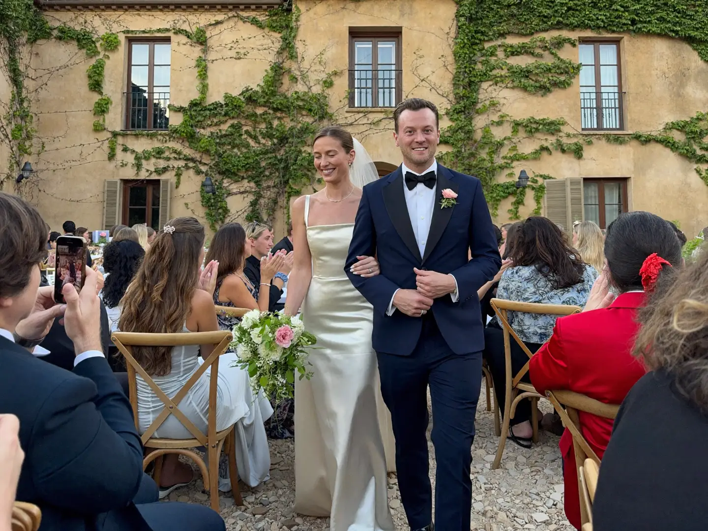 La pareja entra al patio entre aplausos