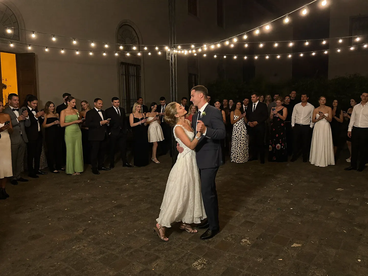 El primer baile bajo las luces
