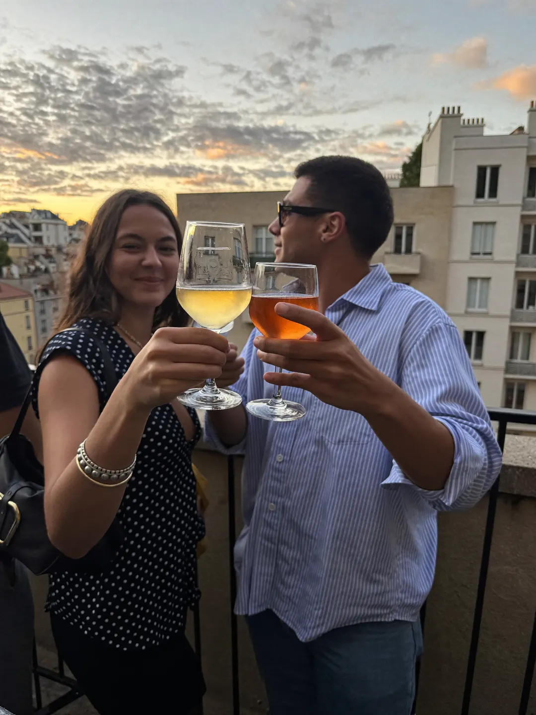 Brindis con vermut en una azotea al atardecer