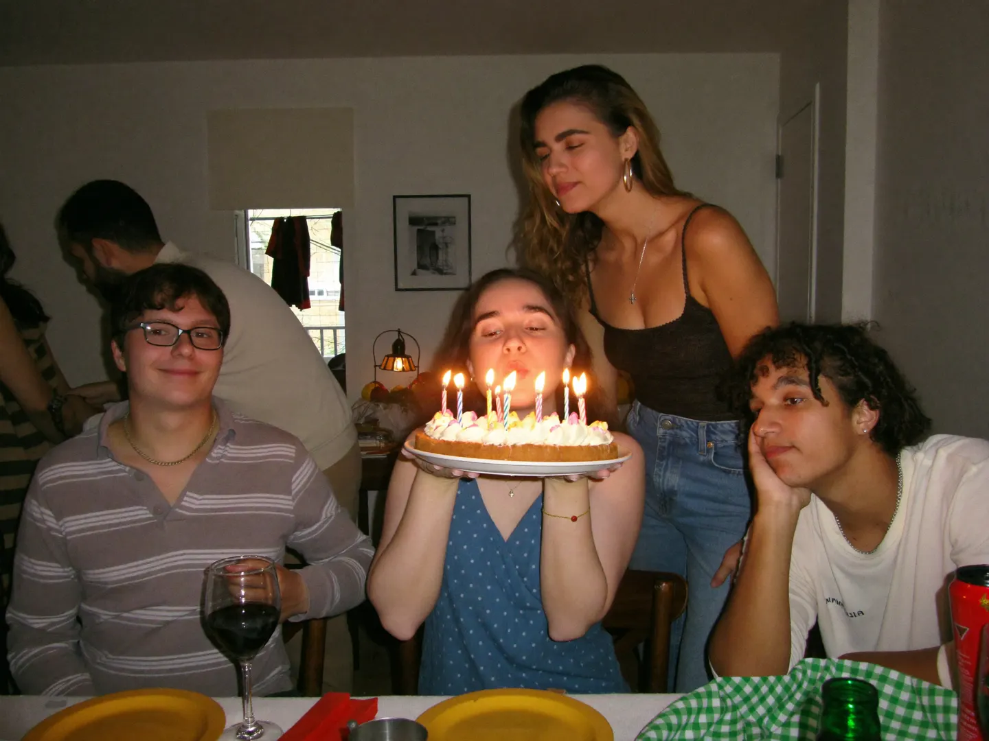 Cumpleaños en casa: soplando las velas de la tarta