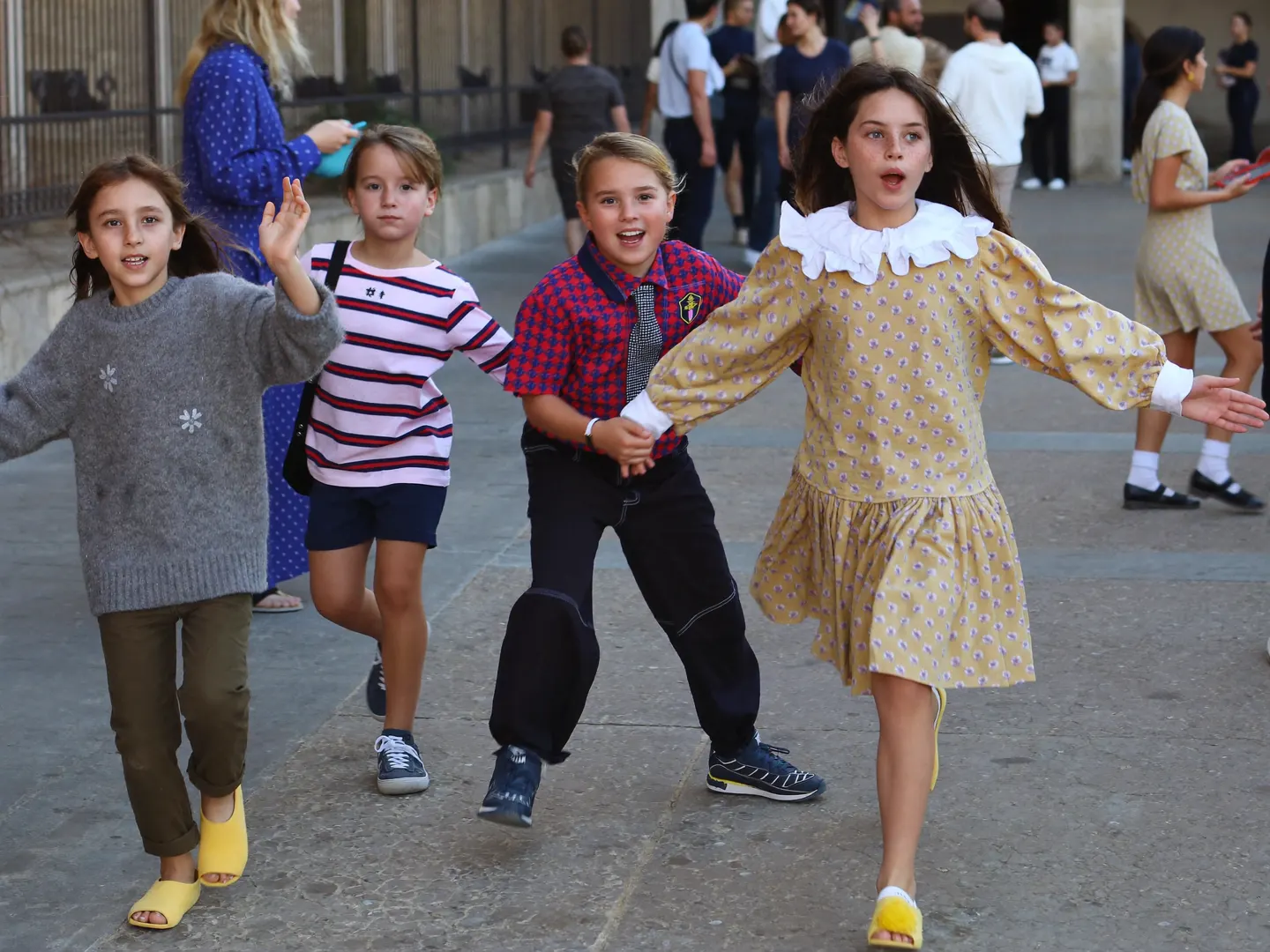 Niños corriendo por el patio del cortijo