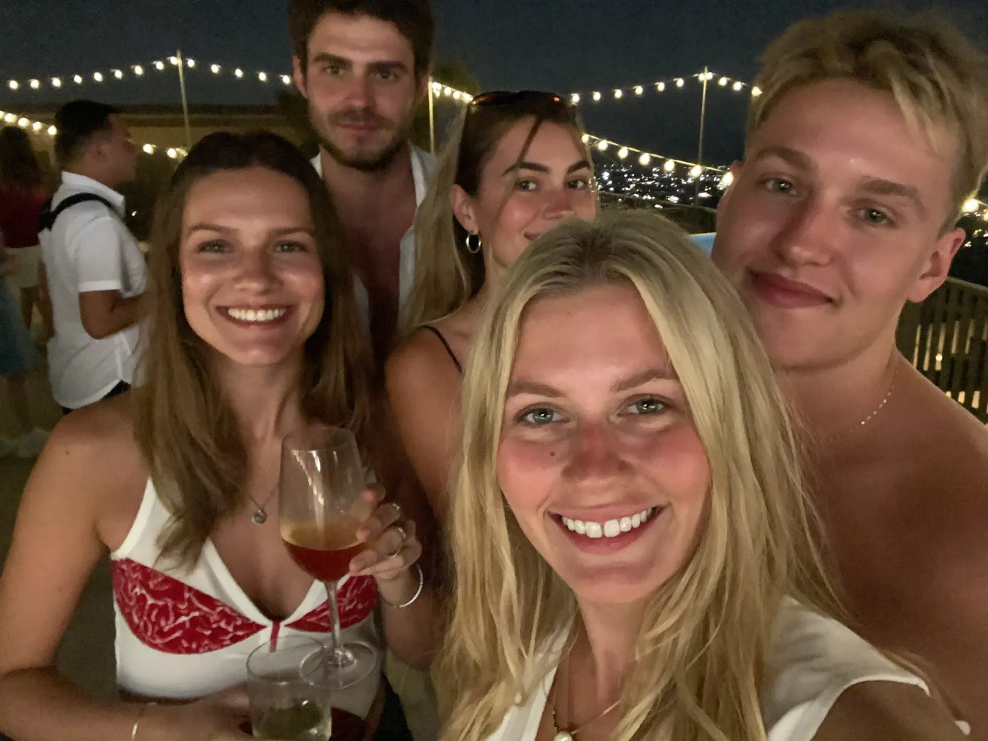 Selfie de grupo en una terraza de noche
