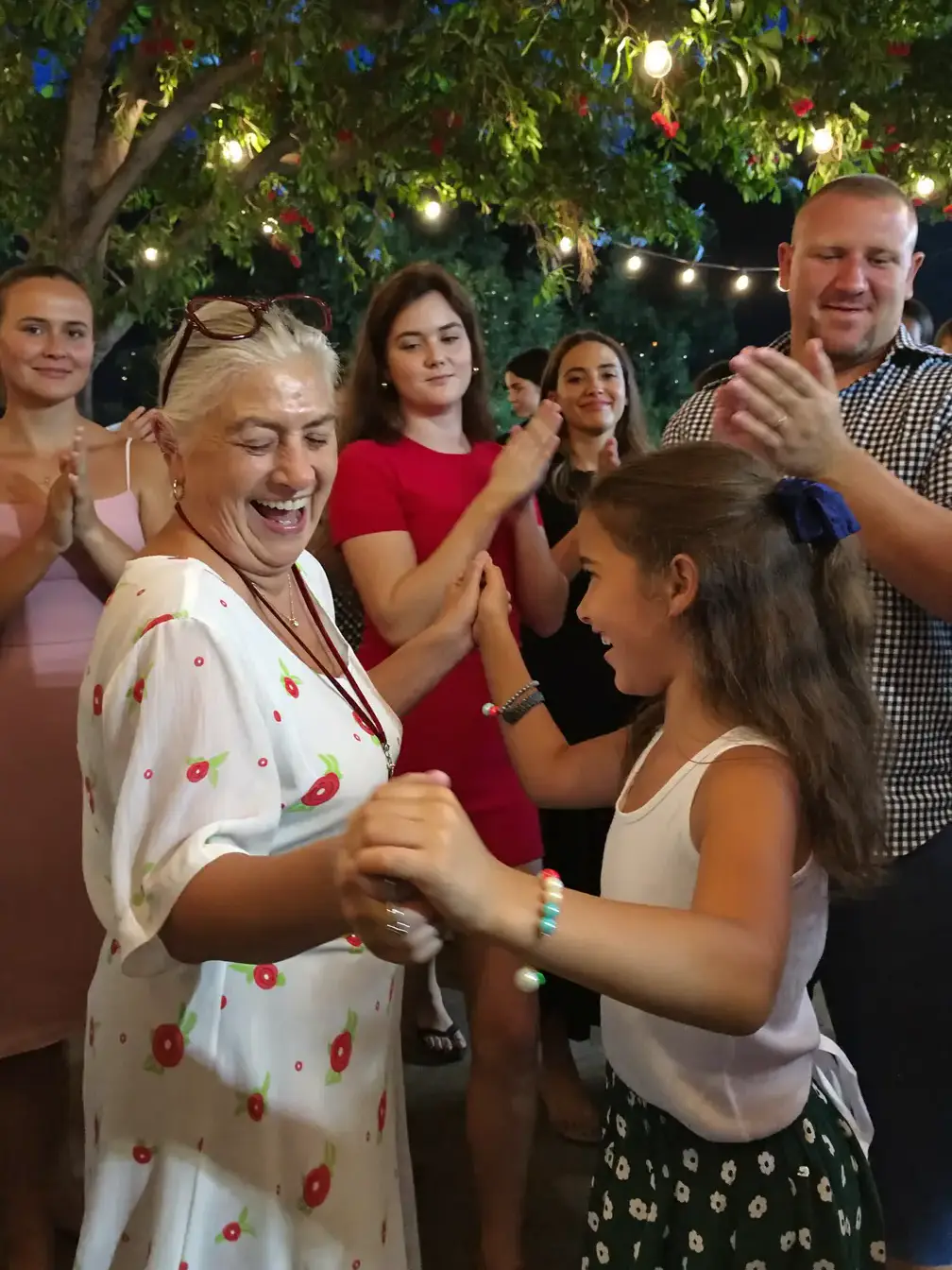La abuela baila con su nieta bajo las luces de la verbena