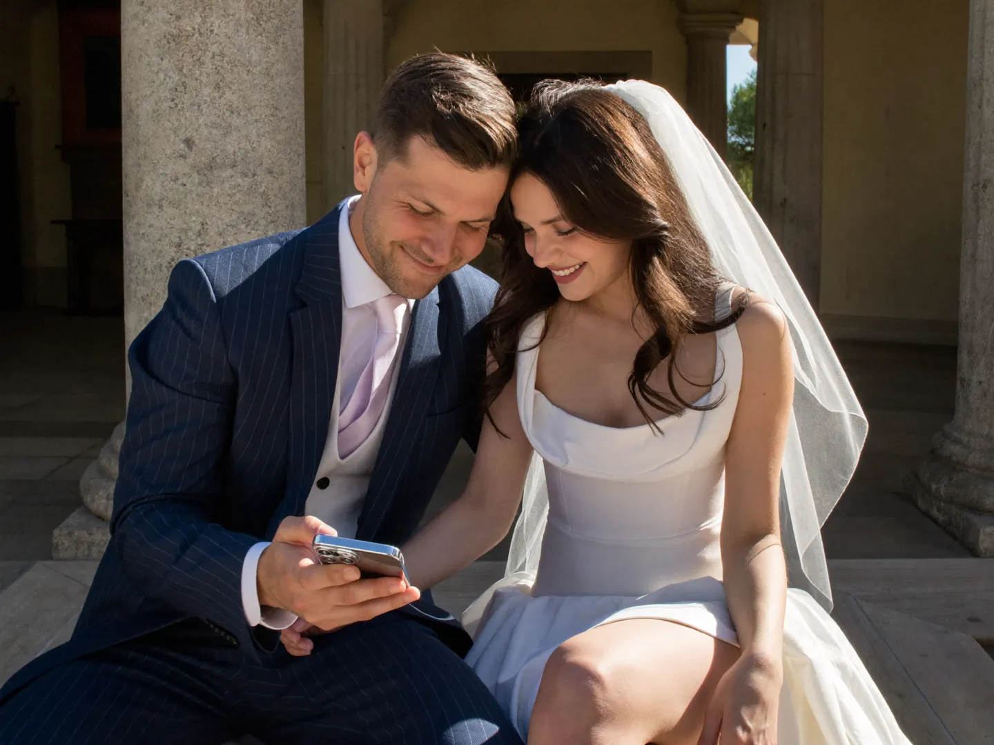 La pareja mira el álbum en un móvil a la mañana siguiente