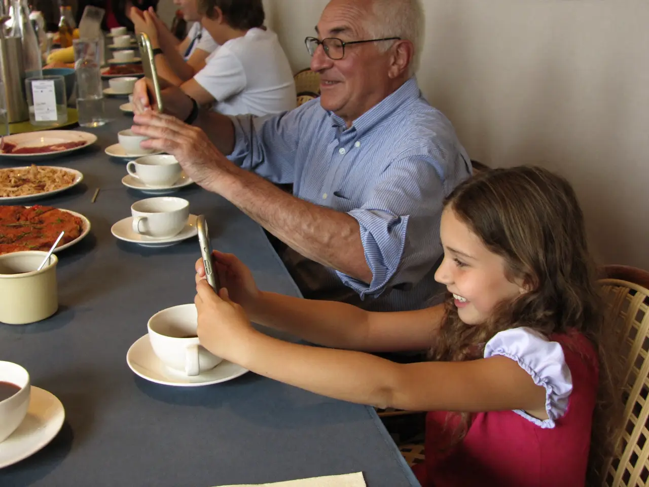El abuelo sube su foto con ayuda de su nieta en la sobremesa