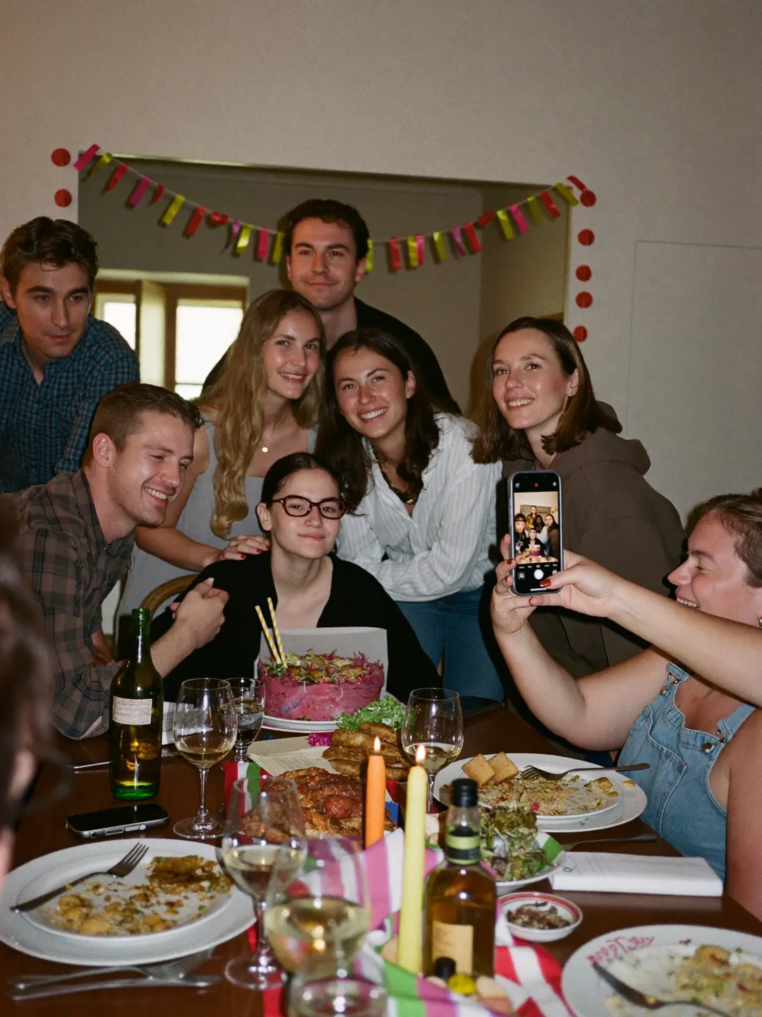 Amigas se hacen una foto en un cumpleaños en casa